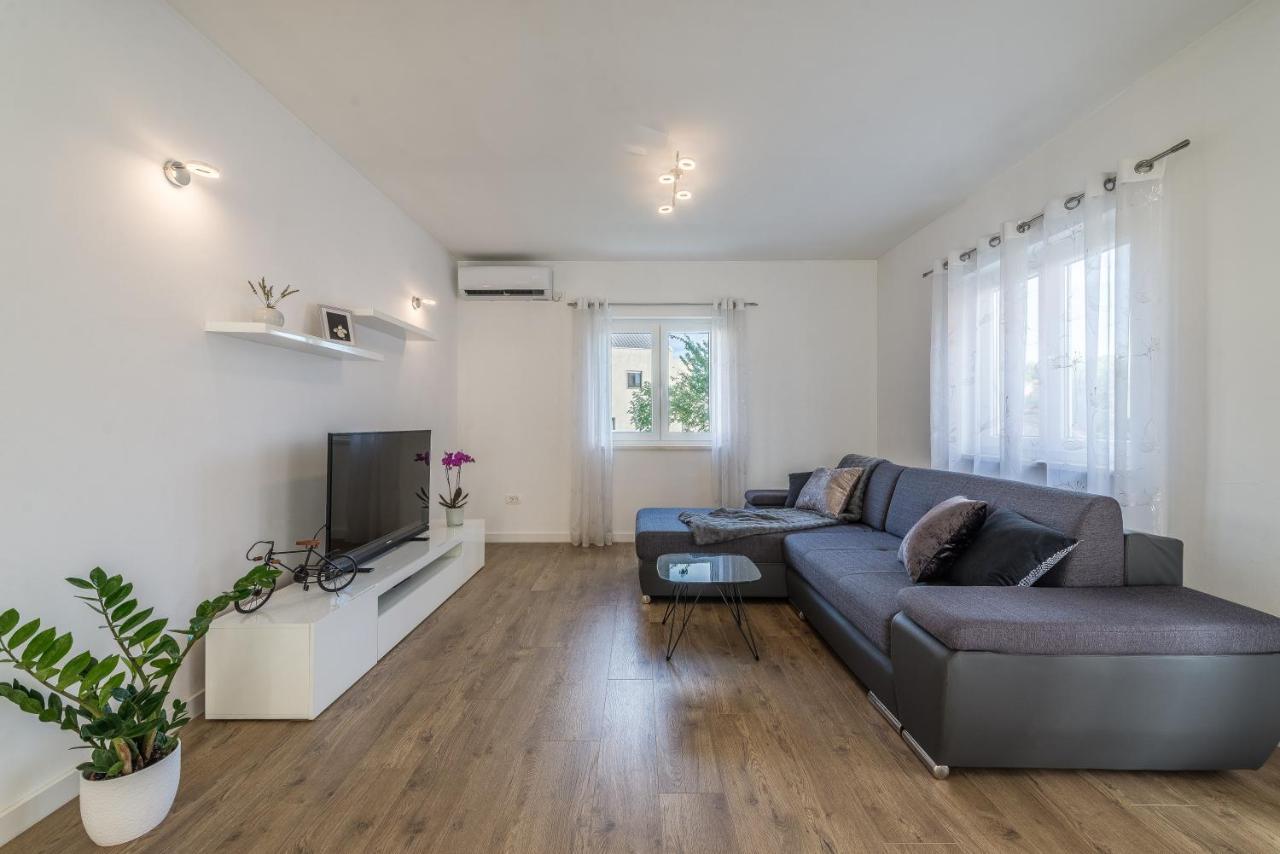 Holiday Home Bajlo Apartment With Three Bedrooms Zadar Exterior foto