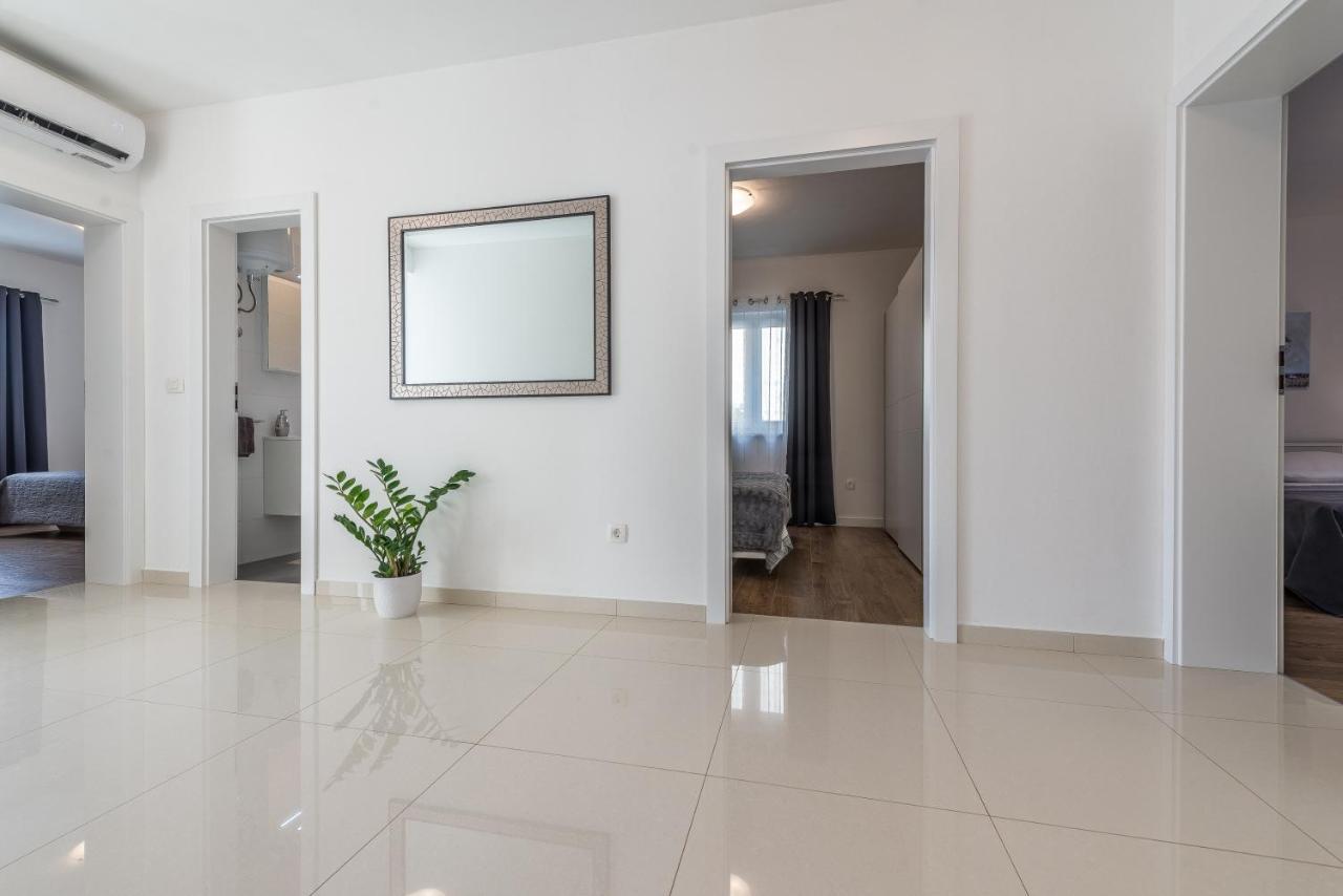 Holiday Home Bajlo Apartment With Three Bedrooms Zadar Exterior foto